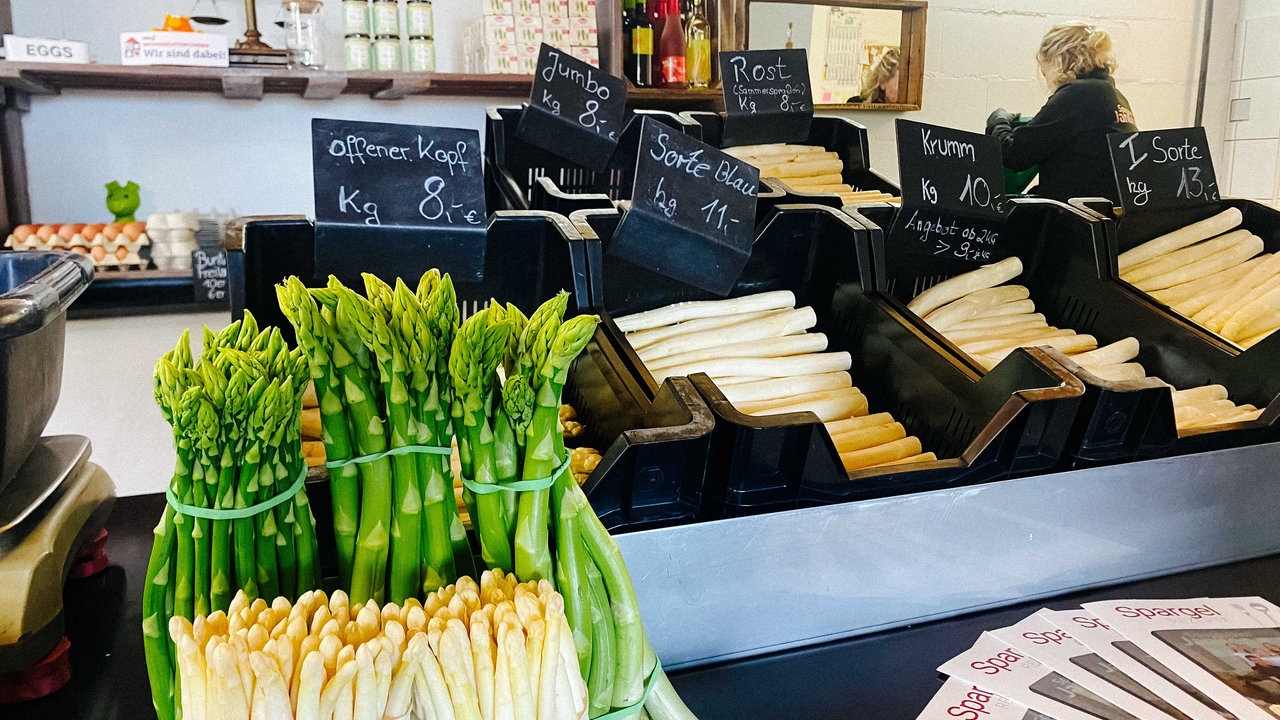 In einer Auslage liegen verschiedene Sorten Spargel.