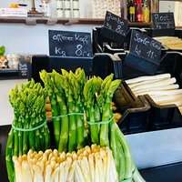 In einer Auslage liegen verschiedene Sorten Spargel.