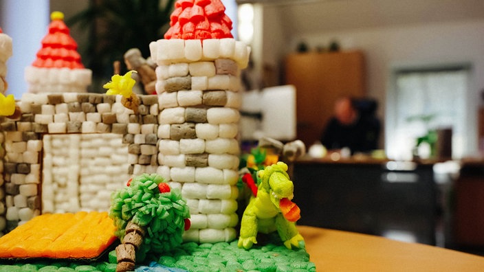 Eine kleine, bunte Burg, gebaut aus Playmais