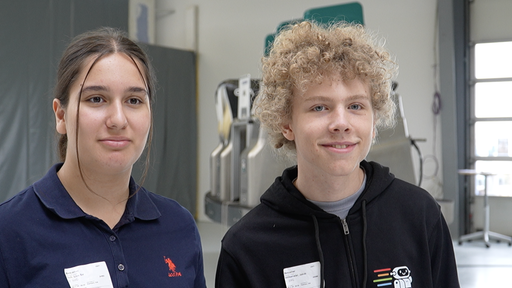 Schülerin Liva Su Isik steht mit ihrem Mitschüler Jakob Hölkemeier im Trainingszentrum