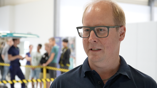 Der Leiter des Trainingszentrums im Interview vor den Schülerinnen und Schülern