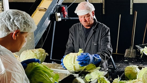 Frank Stieger hinter einer Maschine zur Sauerkrautherstellung
