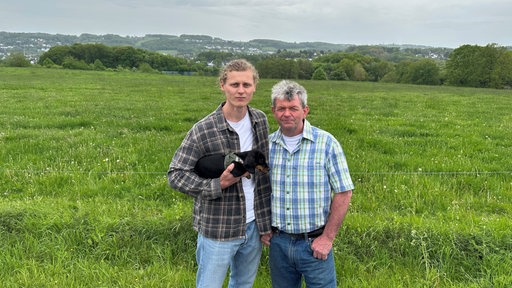 Zu sehen sind Stefan Jacobi und Sohn Robert Reick vor der Freifläche am Landringhauser Weg 