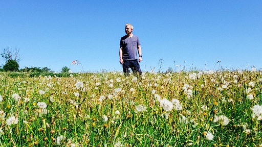 Werner Klemme steht auf seinem Unkraut-Feld.