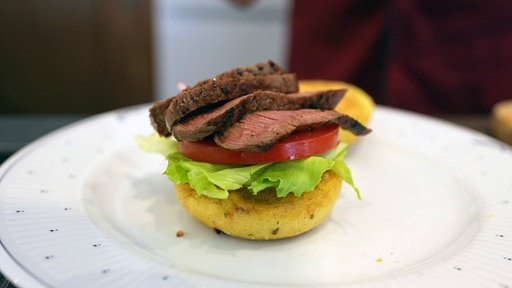 Wagyu-Filet angerichtet auf einem Burger.
