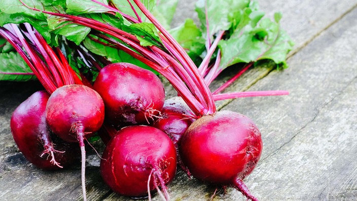 Rote Beete liegt auf einem Tisch