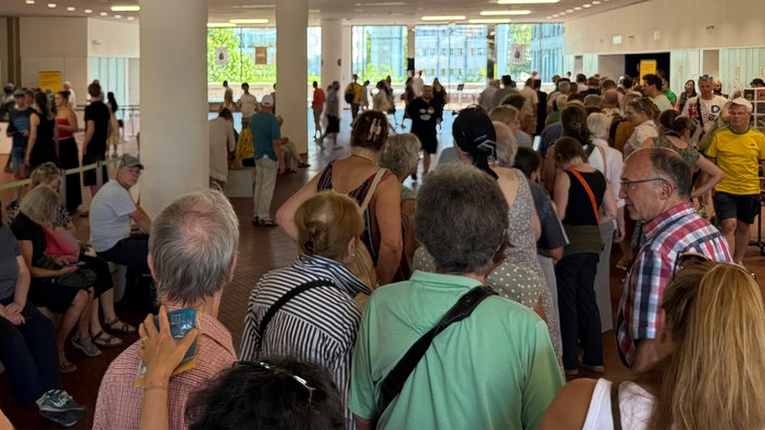 Lange Schlangen vor dem Eingang des Museum Ludwig