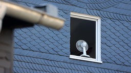 Ein Fenster in einem Haus am Morgen komplett zum lüften geöffnet. In dem Fenster steht ein Ventilator.