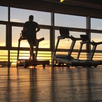 Sportler trainieren im Fitnessstudio bei Sonnenaufgang