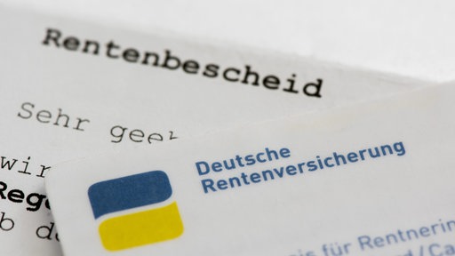 Ein Ausweis für Renter der deutschen Rentenversicherung liegt auf einem Rentenbescheid