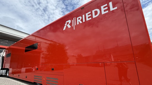 Roter LKW-Anhänger mit der Aufschrift "Riedel"