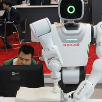 Humanoider Roboter arbeit mit einm menschlichen Kollegen Schulter an Schulter