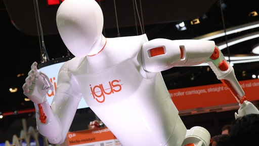 Humanoider Roboter als Sprinter auf der Hannovermesse
