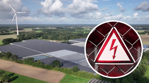 Eine große Solaranlage aus der Luft, auf dem Bild liegt ein Strom-Warnschild.