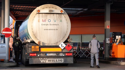 Ein Lkw tankt an einer Supermarkt-Tankstelle.
