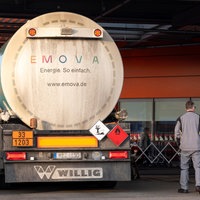 Ein Lkw tankt an einer Supermarkt-Tankstelle.