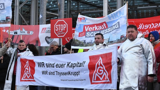 Stahlarbeiter demonstrieren mit Transparent