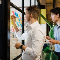 Mehrere Menschen arbeiten zusammen in einem Büro.