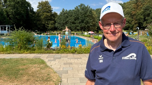 Uli Bartsch steht vor dem Schwimmbecken.