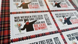 Ein Briefmarkenbogen mit dem Motiv eines Mannes, der einen Blumenstrauß wirft.
