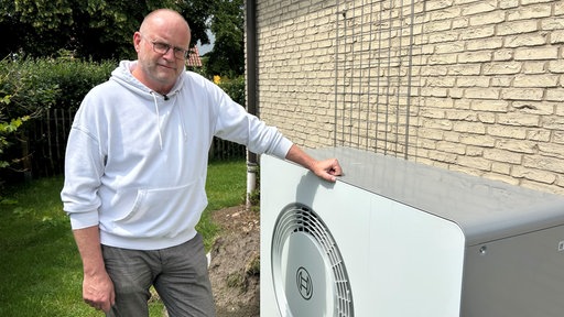 Christoph Salzig neben seiner neuen Wärmepumpe
