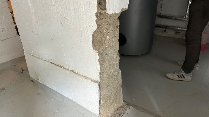 Die durch den Einbau des Warmwasserspeichers beschädigte Kellerwand