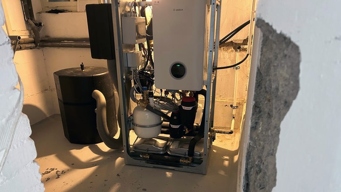 Der Warmwasserspeicher und die Steuerungseinrichtung im Keller von Christoph Salzig