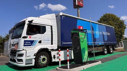 Ein E-LKW hinter einer E-LKW Schnellladesäule