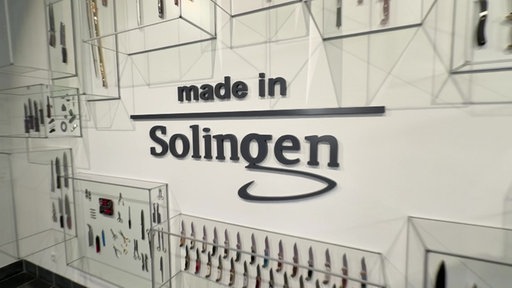 An einer Wand mit Messern steht Made in Solingen
