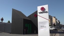 Ein Gebäude mit Logo von außen