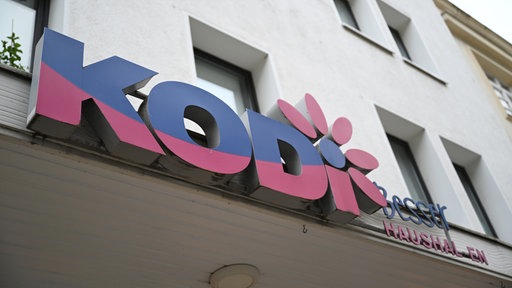 Der Schriftzug "Kodi" über der Tür einer Filiale