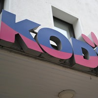 Der Schriftzug "Kodi" über der Tür einer Filiale