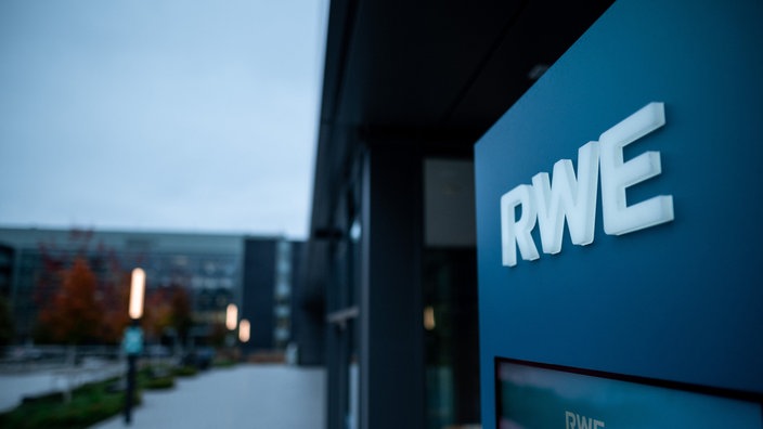 Ein weißer Schirftzug von RWE an der Firmenzentrale in Essen