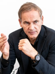 VW-Chef Oliver Blume sitzt an einem Konferenztisch