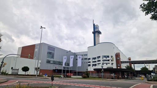 Das VW-Gebäude in Osnabrück vor einem bewölkten Himmel.