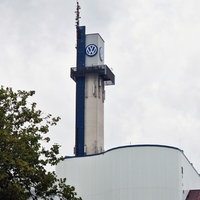Ein Turm des VW-Werks in Osnabrück vor einem bewölkten Himmel.