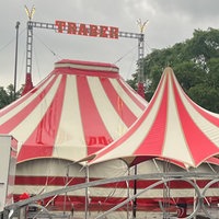 Das rot-weiße Zirkuszelt der Familie Traber.