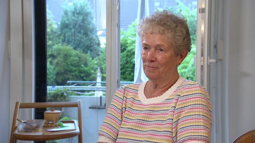 Eine Frau in einem gestreiften Pullover