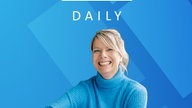 Das Coverbild des Quarks Daily Podcasts mit Host Ivy Strüwing.