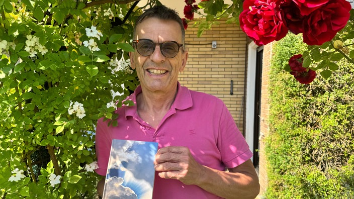 Jürgen Frech mit seinem Buch über Leukämie