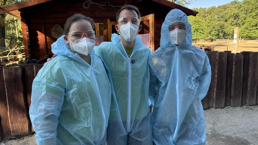 Zoo-Team mit Masken, Einweg-Schutzanzügen und Schutzbrillen vor Stinktier-Einsatz: Laura Cyrena, Zoochef Martin Polotzig, Marcel Troschke