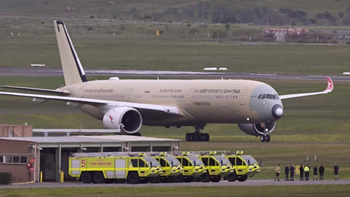 Die Qantas A350-1000ULR auf einem Rollfeld