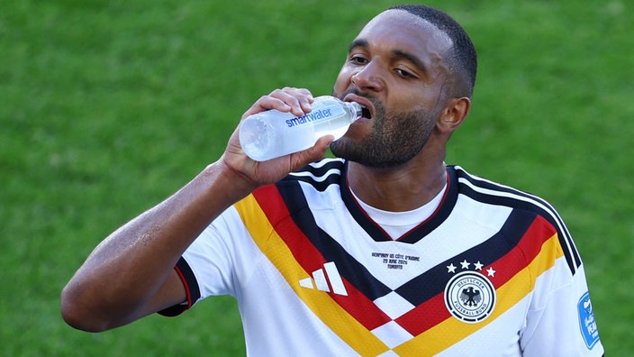 Jonathan Tah während der Trinkpause 
