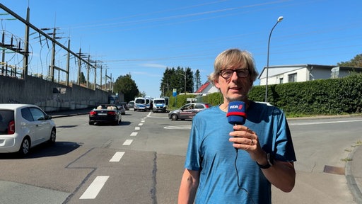 WDR-Reporter Wolfram Lumpe berichtet vom Umspannwerk in W-Ronsdorf | Video | TN 