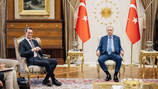 Hendrik Wüst und Recep Erdogan sitzen auf opulenten Stühlen