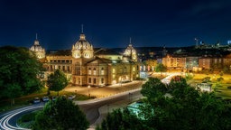 beleuchtete Stadthalle in Wuppertal am Abend