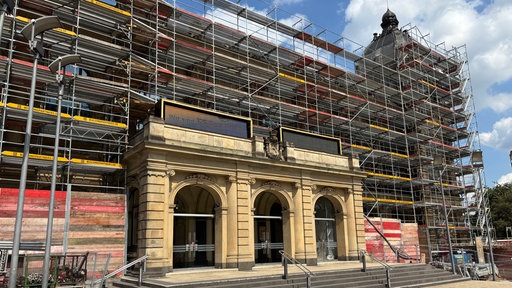 Ein riesiges Metallgerüst steht vor der Südfassade der historischen Stadthalle Wuppertal