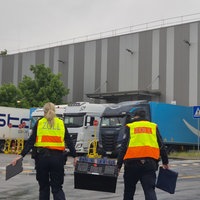 Zollbeamte gehen auf das Gelände eines Logistikunternehmens