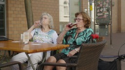 Frechen: Zwei Frauen trinken Kölsch und Schuss